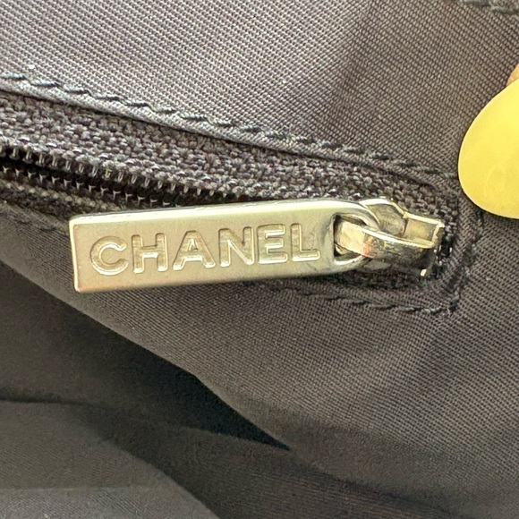 CHANEL Vintage New Travel line Tote bag in Brown - Picture 6 of 16